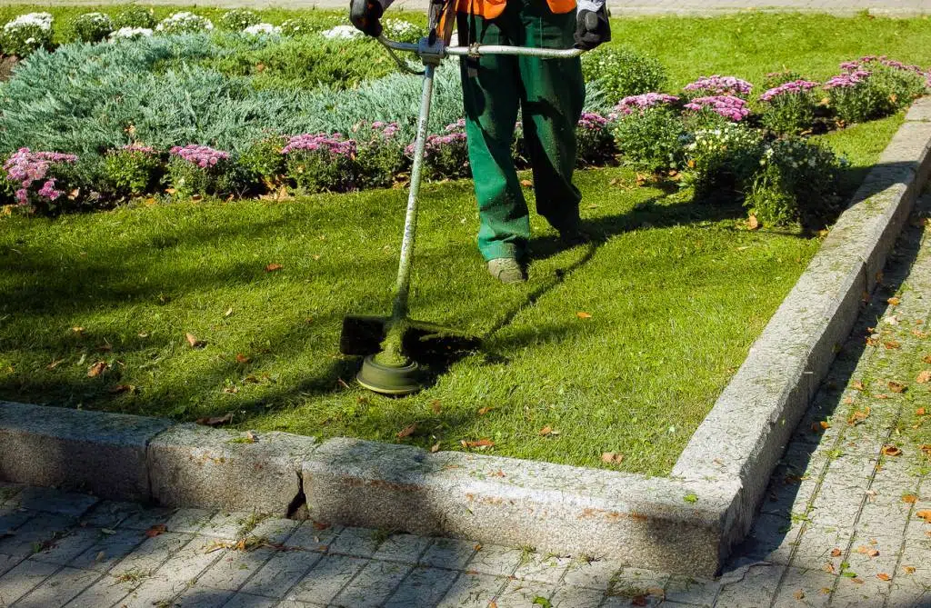 Tondre la pelouse, entretenir son jardin