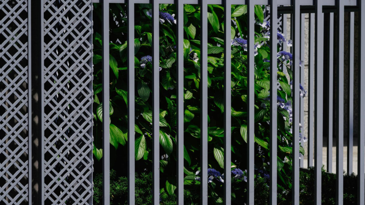 Optez pour un grillage rigide gris anthracite pour une clôture moderne
